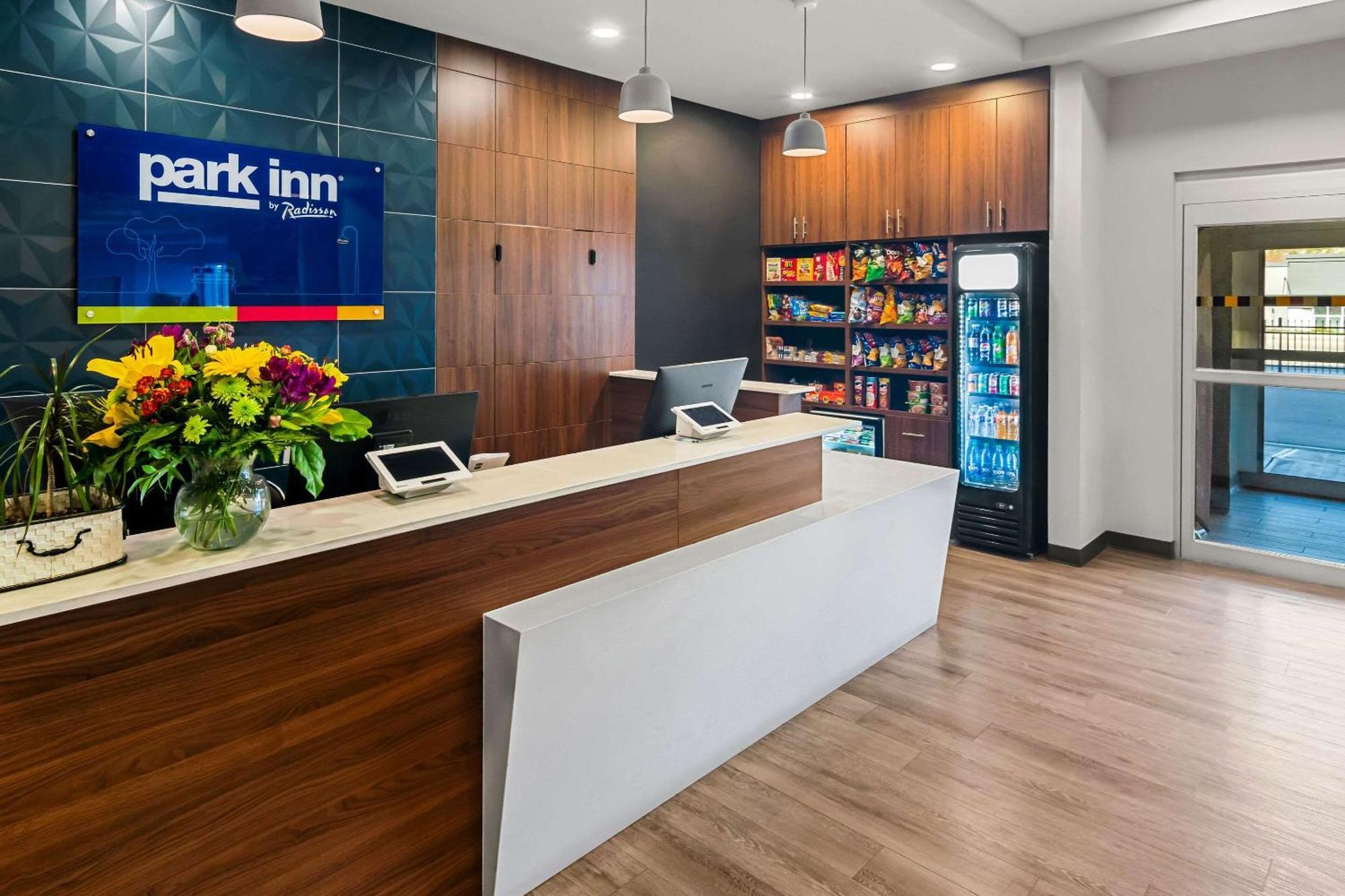 Park Inn By Radisson, Келоуна Экстерьер фото