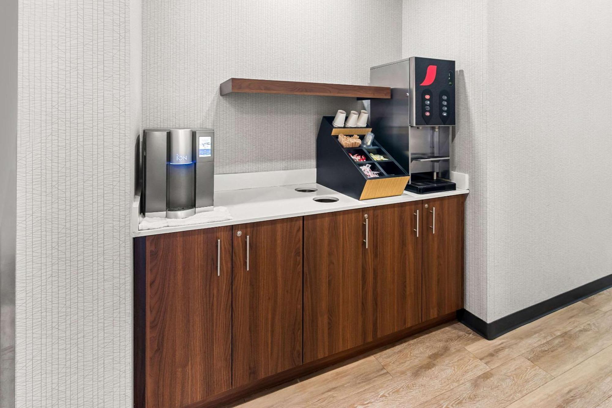 Park Inn By Radisson, Келоуна Экстерьер фото