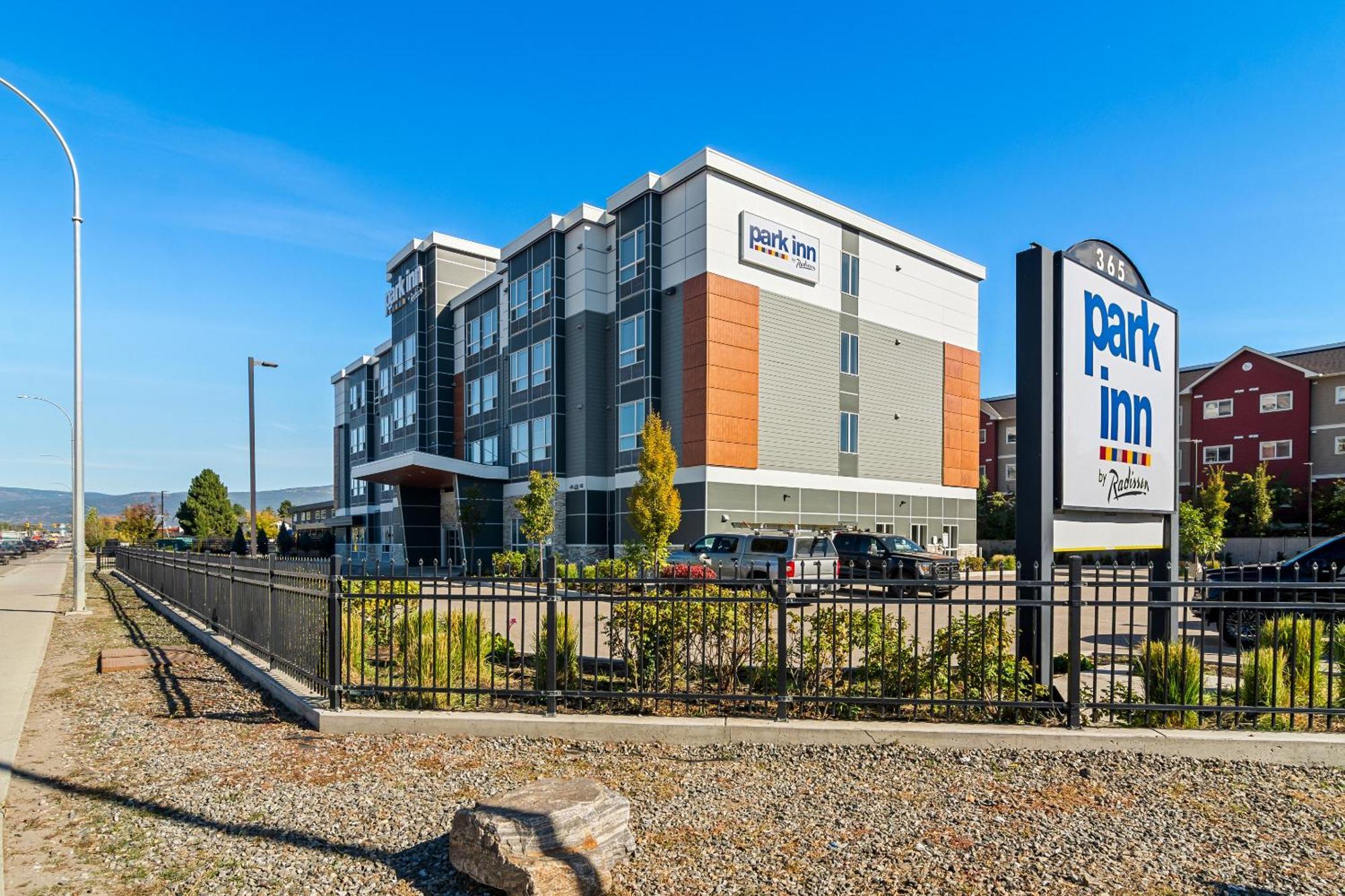Park Inn By Radisson, Келоуна Экстерьер фото